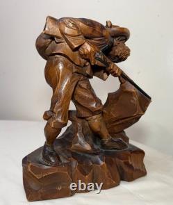 Sculpture statue figure d'homme chasseur en bois sculpté à la main, art populaire ancien avec fusil