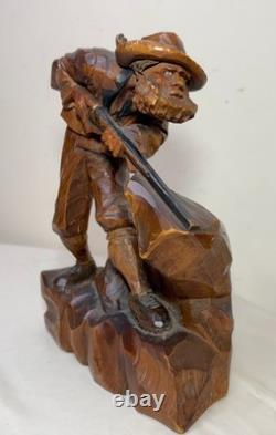 Sculpture statue figure d'homme chasseur en bois sculpté à la main, art populaire ancien avec fusil
