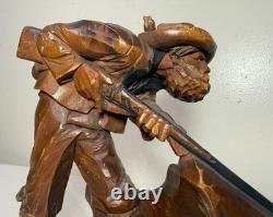 Sculpture statue figure d'homme chasseur en bois sculpté à la main, art populaire ancien avec fusil