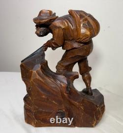 Sculpture statue figure d'homme chasseur en bois sculpté à la main, art populaire ancien avec fusil