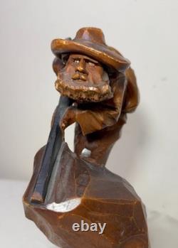 Sculpture statue figure d'homme chasseur en bois sculpté à la main, art populaire ancien avec fusil