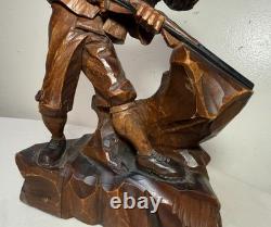 Sculpture statue figure d'homme chasseur en bois sculpté à la main, art populaire ancien avec fusil