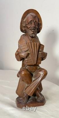 Sculpture statue figure d'homme musicien d'accordéon en bois sculpté à la main, art populaire antique