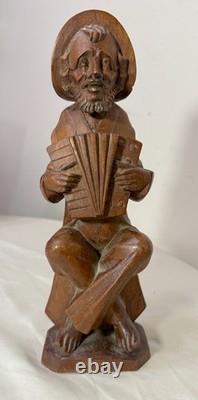Sculpture statue figure d'homme musicien d'accordéon en bois sculpté à la main, art populaire antique