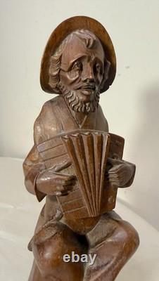 Sculpture statue figure d'homme musicien d'accordéon en bois sculpté à la main, art populaire antique