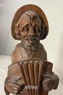 Sculpture statue figure d'homme musicien d'accordéon en bois sculpté à la main, art populaire antique