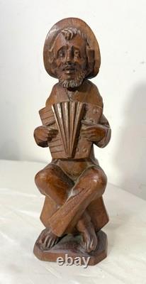 Sculpture statue figure d'homme musicien d'accordéon en bois sculpté à la main, art populaire antique