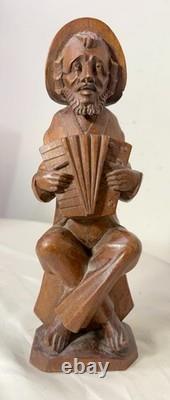 Sculpture statue figure d'homme musicien d'accordéon en bois sculpté à la main, art populaire antique