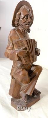 Sculpture statue figure d'homme musicien d'accordéon en bois sculpté à la main, art populaire antique