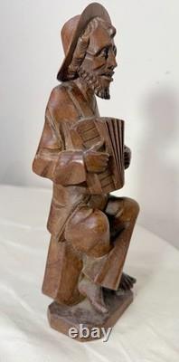 Sculpture statue figure d'homme musicien d'accordéon en bois sculpté à la main, art populaire antique