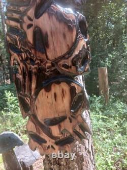 Sculpture sur bois à la tronçonneuse Crâne de Punisseur 42x10 Grand Suspenseur de Mur Crânes Démon Art Sombre