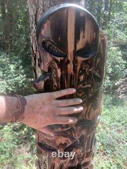 Sculpture sur bois à la tronçonneuse Crâne de Punisseur 42x10 Grand Suspenseur de Mur Crânes Démon Art Sombre