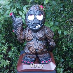 Sculpture sur bois de Big Foot Fille Sasquatch Monstre de 19 pouces Doigt d'honneur Art populaire