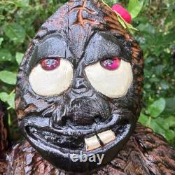 Sculpture sur bois de Big Foot Fille Sasquatch Monstre de 19 pouces Doigt d'honneur Art populaire