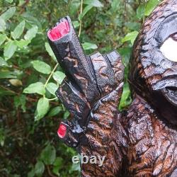 Sculpture sur bois de Big Foot Fille Sasquatch Monstre de 19 pouces Doigt d'honneur Art populaire