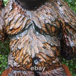 Sculpture sur bois de Big Foot Fille Sasquatch Monstre de 19 pouces Doigt d'honneur Art populaire