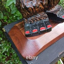 Sculpture sur bois de Big Foot Fille Sasquatch Monstre de 19 pouces Doigt d'honneur Art populaire