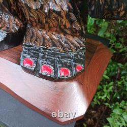 Sculpture sur bois de Big Foot Fille Sasquatch Monstre de 19 pouces Doigt d'honneur Art populaire