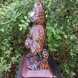 Sculpture sur bois de Big Foot Fille Sasquatch Monstre de 19 pouces Doigt d'honneur Art populaire
