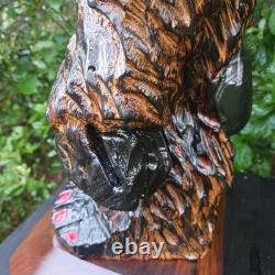 Sculpture sur bois de Big Foot Fille Sasquatch Monstre de 19 pouces Doigt d'honneur Art populaire