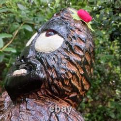 Sculpture sur bois de Big Foot Fille Sasquatch Monstre de 19 pouces Doigt d'honneur Art populaire