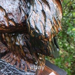 Sculpture sur bois de Big Foot Fille Sasquatch Monstre de 19 pouces Doigt d'honneur Art populaire