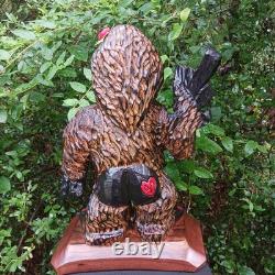 Sculpture sur bois de Big Foot Fille Sasquatch Monstre de 19 pouces Doigt d'honneur Art populaire