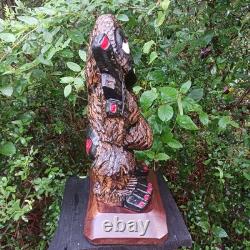 Sculpture sur bois de Big Foot Fille Sasquatch Monstre de 19 pouces Doigt d'honneur Art populaire