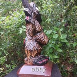 Sculpture sur bois de Big Foot Fille Sasquatch Monstre de 19 pouces Doigt d'honneur Art populaire