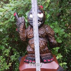 Sculpture sur bois de Big Foot Fille Sasquatch Monstre de 19 pouces Doigt d'honneur Art populaire