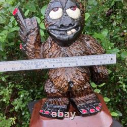 Sculpture sur bois de Big Foot Fille Sasquatch Monstre de 19 pouces Doigt d'honneur Art populaire