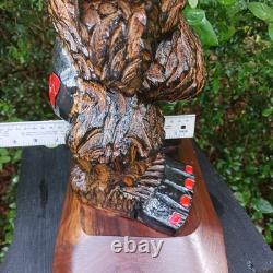 Sculpture sur bois de Big Foot Fille Sasquatch Monstre de 19 pouces Doigt d'honneur Art populaire