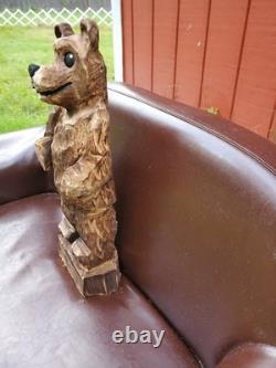 Sculpture sur bois de ourson brun avec une tronçonneuse