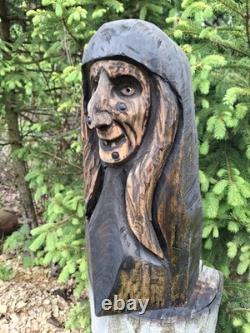 Sculpture sur bois de sorcière sculptée à la tronçonneuse, effrayante, gothique, Halloween, horreur, art populaire