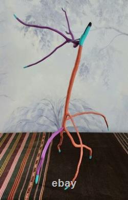 Sculpture sur bois en cèdre d'art populaire : Coyote à longues bras