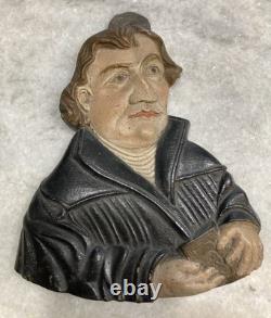 Sculpture sur bois folklorique antique de Martin Luther tenant une Bible, figure religieuse