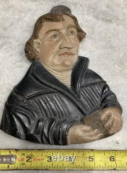 Sculpture sur bois folklorique antique de Martin Luther tenant une Bible, figure religieuse