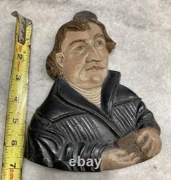Sculpture sur bois folklorique antique de Martin Luther tenant une Bible, figure religieuse