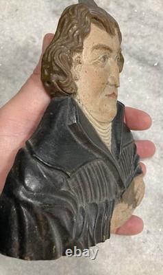 Sculpture sur bois folklorique antique de Martin Luther tenant une Bible, figure religieuse