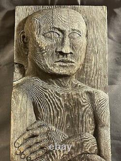 Sculpture suspendue figurative en relief profond en bois sculpté d'art populaire vintage