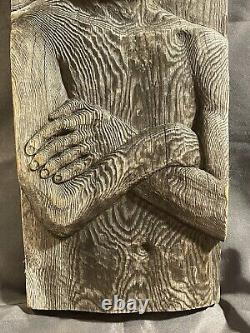 Sculpture suspendue figurative en relief profond en bois sculpté d'art populaire vintage