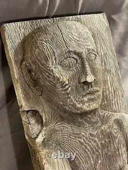 Sculpture suspendue figurative en relief profond en bois sculpté d'art populaire vintage