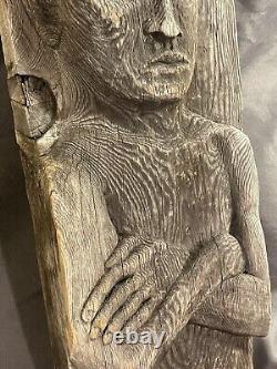 Sculpture suspendue figurative en relief profond en bois sculpté d'art populaire vintage