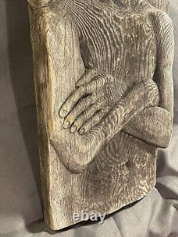Sculpture suspendue figurative en relief profond en bois sculpté d'art populaire vintage