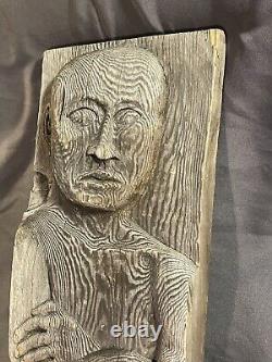 Sculpture suspendue figurative en relief profond en bois sculpté d'art populaire vintage
