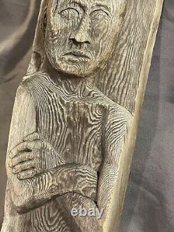 Sculpture suspendue figurative en relief profond en bois sculpté d'art populaire vintage
