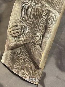 Sculpture suspendue figurative en relief profond en bois sculpté d'art populaire vintage
