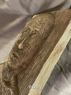 Sculpture suspendue figurative en relief profond en bois sculpté d'art populaire vintage