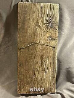 Sculpture suspendue figurative en relief profond en bois sculpté d'art populaire vintage
