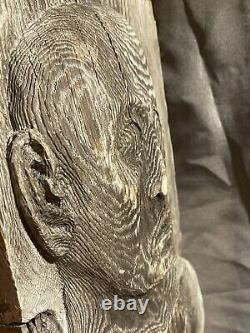 Sculpture suspendue figurative en relief profond en bois sculpté d'art populaire vintage